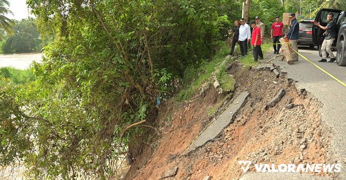 Gubernur Sumbar, Mahyeldi meninjau jalan lintas sumatera yang amblas di Desa Silungkang Oso, Kota Sawahlunto, Ahad. (humas)