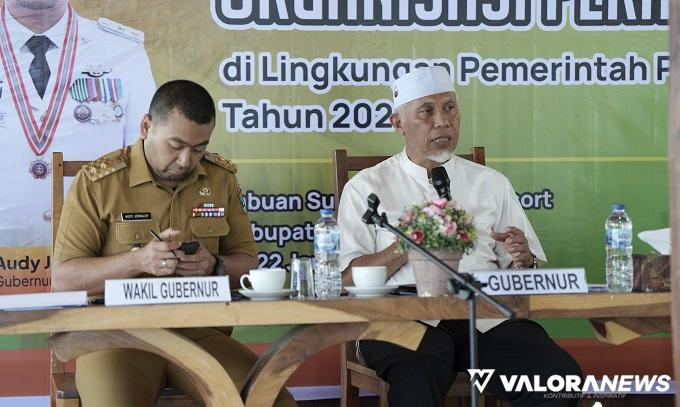 Gubernur Sumatera Barat, Mahyeldi didampingi Audy Joinaldy (Wagub) pada rapat pimpinan terkait rencana kerja OPD dilingkup Pemprov Sumbar Tahun 2024, di Labuan Sunday Resort, Pesisir Selatan, Senin.  (humas)