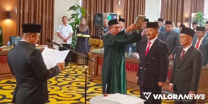 Ketua DPRD Ermizen, memimpin pengambilan sumpah jabatan PAW anggota DPRD Kabupaten Pesisir Selatan, di ruang paripurna DPRD setempat Rabu (03/1/2024). Foto: Dok Humas DPRD Pessel