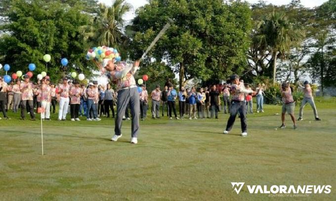 Pj Gubernur Sumut, Hassanudin, memukul bola asap tanda dimulainya turnamen golf dalam rangka Hari Ulang Tahun (HUT) ke-48 PT Inalum di Royal Sumatra Golf Course di Km 8,5 Medan, Sabtu. (humas)