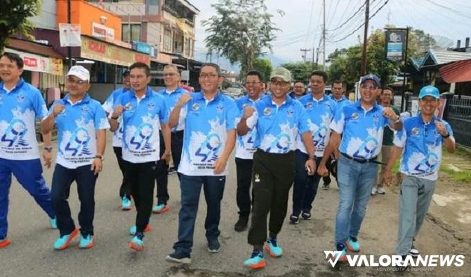 Wako Padang, Hendri Septa, Ekos Albar (Wawako), Hendra Pebrizal (Dirut Perumda AM) serta jajaran Forkopimda dan pimpinan OPD Padang, berbaur dengan warga di agenda jalan santai yang digelar dalam rangka HUT ke49, Sabtu. (humas)