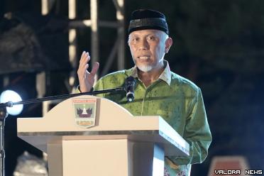 Gubernur Sumbar, Mahyeldi saat peluncuran Calendar of Events (CoE) Sumatera Barat Tahun 2024 yang digagas Dinas Pariwisata di Pantai Padang, Sabtu malam. (humas)