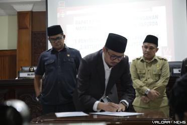 Wako Bukittinggi, Erman Safar tandatangani berita acara pengesahan dua Perda inisiatif DPRD Bukittinggi pada sidang paripurna, Senin.