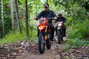 Wakil Wali Kota Padang, Ekos Albar mengendarai motor trail untuk menuju Ekowisata Padang Janiah di Kampung Batu Busuak, Kelurahan Lambung Bukik, Kecamatan Pauh. (humas)