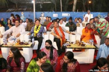 Pj Gubernur Sumut, Hassanudin bersama Konsul Jenderal India di Medan, Shubham Singh, saat menghadiri perayaan Hanuman Jayanthi di Shri Hanuman Kuil, Jalan Teratai No 97, Medan, Kamis malam. (humas)