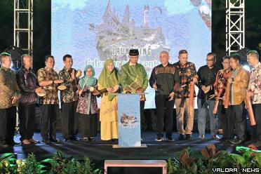 Gubernur Sumbar, Mahyeldi didampingi jajaran, saat peluncuran Kalender Wisata Sumbar 2024 di Pantai Padang, Sabtu malam. (humas)