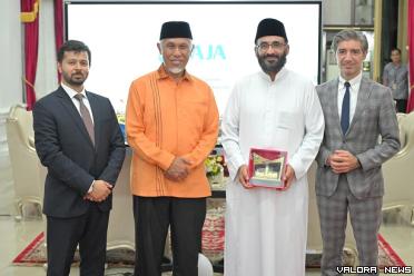 Gubernur Sumbar, Mahyeldi bersama perwakilan SAJA Grup asal Turki, Abdullah Alamri, Mustafa Aydemir dan Omer Medeni usai dialog di ruang kerja gubernur, Kamis. (humas)