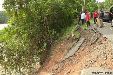 Gubernur Sumbar, Mahyeldi meninjau jalan lintas sumatera yang amblas di Desa Silungkang Oso, Kota Sawahlunto, Ahad. (humas)