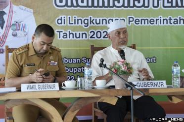 Gubernur Sumatera Barat, Mahyeldi didampingi Audy Joinaldy (Wagub) pada rapat pimpinan terkait rencana kerja OPD dilingkup Pemprov Sumbar Tahun 2024, di Labuan Sunday Resort, Pesisir Selatan, Senin.  (humas)