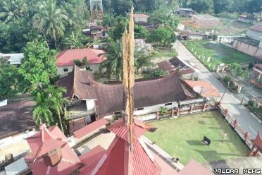 Ornamen hias pada puncak atap Masjid Jami' Air Tiris, alami kerusakan setelah disambar petir, Selasa (23/1/2024) sekitar pukul 20.30 WIB. (humas)