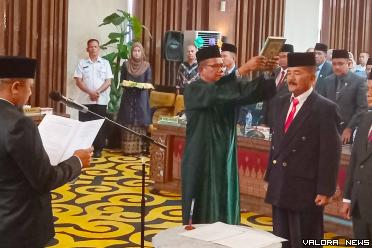 Ketua DPRD Ermizen, memimpin pengambilan sumpah jabatan PAW anggota DPRD Kabupaten Pesisir Selatan, di ruang paripurna DPRD setempat Rabu (03/1/2024). Foto: Dok Humas DPRD Pessel