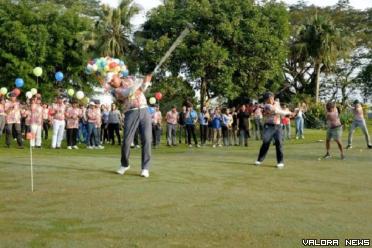 Pj Gubernur Sumut, Hassanudin, memukul bola asap tanda dimulainya turnamen golf dalam rangka Hari Ulang Tahun (HUT) ke-48 PT Inalum di Royal Sumatra Golf Course di Km 8,5 Medan, Sabtu. (humas)