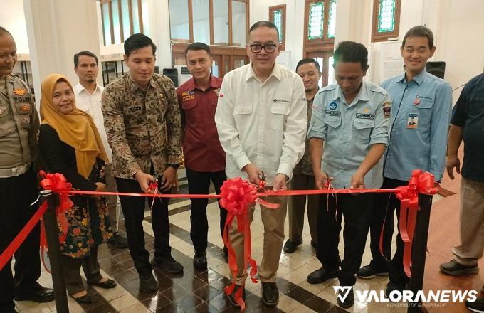Kepala Perwakilan Bank Indonesia Sumatera Barat, Endang Kurnia Saputra melakukan pengguntingan pita, pada Pre Opening Gedung Memorabilia BI Sumbar, Sabtu. (veri rikiyanto)