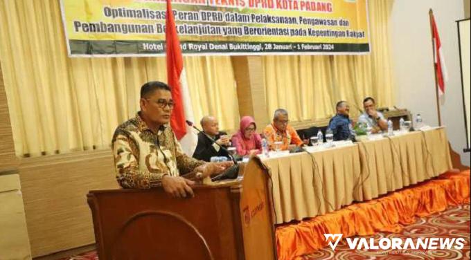 Ketua DPRD Padang, Syafrial Kani memberikan sambutan pada pembukaan Bimtek peningkatan kapasitas pimpinan dan anggota untuk Masa Sidang I tahun 2024, tanggal 29-31 Januari 2024. (humas)