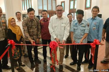 Kepala Perwakilan Bank Indonesia Sumatera Barat, Endang Kurnia Saputra melakukan pengguntingan pita, pada Pre Opening Gedung Memorabilia BI Sumbar, Sabtu. (veri rikiyanto)