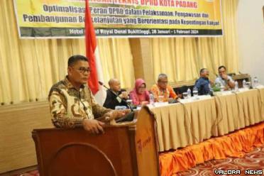 Ketua DPRD Padang, Syafrial Kani memberikan sambutan pada pembukaan Bimtek peningkatan kapasitas pimpinan dan anggota untuk Masa Sidang I tahun 2024, tanggal 29-31 Januari 2024. (humas)