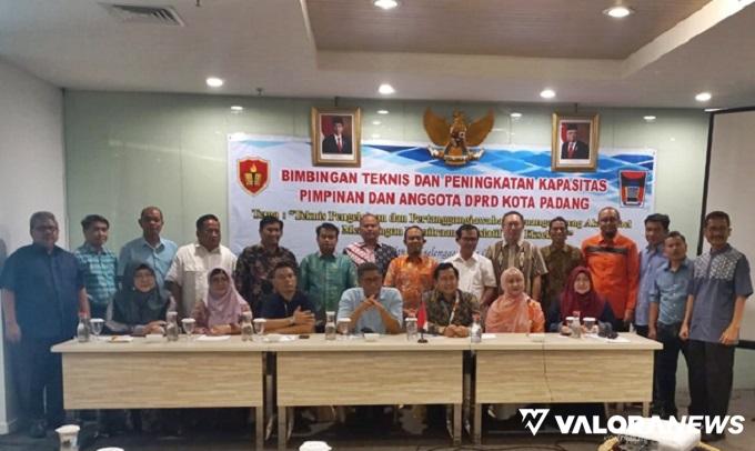 Anggota DPRD Padang, foto bersama dengan pemateri Bimtek dengan tema &quot;Teknis Pengelolaan dan Pertanggungjawaban Keuangan yang Akuntabel Serta Membangun Kemitraan Legislatif dan Eksekutif&quot; di Jakarta. (humas)