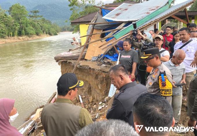 Kepala BNPB Letjend TNI Suharyanto, mengunjungi langsung lokasi bencana banjir dan tanah longsor yang melanda Kabupaten Pesisir Selatan, baru - baru ini. FOTO: Dok Diskominfo Pessel Bencana