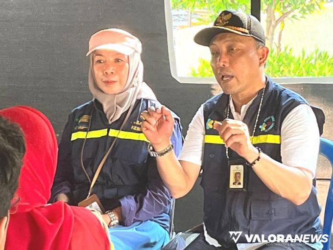 Albert Nomeri, Divisi Tanggap Darurat dan Klaster Kesehatan, Pusat Krisis Kesehatan Kementerian Kesehatan RI, menjelaskan, posko HEOC berfungsi mengatur pergerakan tim kesehatan di daerah bencana. FOTO: Dok Diskominfo Pessel