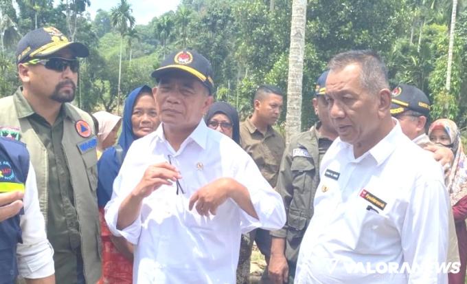Menko PMK, Muhajir Effendi, meninjau lokasi bencana banjir dan longsor di Kabupaten Pessel Sumatera Barat, tepatnya di Kecamatan Koto XI Tarusan, Jumat (15/3/2024). FOTO: Dok Diskominfo Pessel