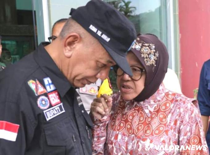 Menteri Sosial Tri Rismaharini melihat langsung kondisi masyarakat terkena bencana banjir dan longsor di Pessel, Sumbar,baru - baru ini. FOTO: Dok Diskominfo Pessel