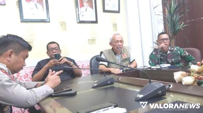 Bupati Rusma Yul Anwar, gelar rapat bersama Forkopimda, Kapolres Pessel, Dandim 0311, juga dihadiri Basarnas, PMI, pembahasan total kerugian paska bencana banjir dan longsor melanda Pessel. FOTO: Dok Diskominfo Pessel.