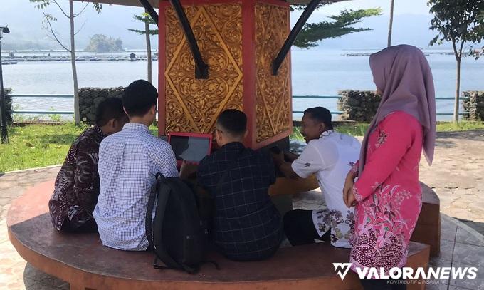 Tenaga ahli IT Dinas Kominfo Agam, mengambil titik koordinator pada 4 destinasi wisata di Agam, Jumat. Ini untuk memudahkan absensi petugas yang ditempatkan di objek wisata itu. (humas)