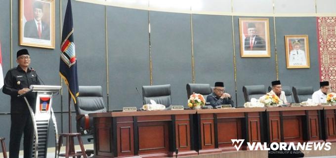 Wako Padang, Hendri Septa sampaikan nota pengantar LKPj Tahun 2023 dalam rapat paripurna DPRD Padang yang dipimpin Wakil Ketua Arnedi Yarmen didampingi Ilham Maulana (Wakil Ketua), Rabu.