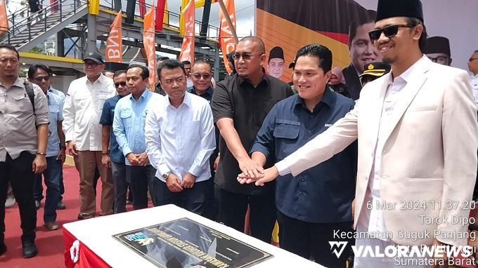 Menteri BUMN, Erick Thohir, Wako Bukittinggi, Erman Safar (kanan) dan Anggota Komisi VI DPR RI, Andre Rosiade (kiri) dan direksi PT KAI pada peresmian Stasiun Lambuang di eks stasiun kereta api Bukittinggi, Kamis. (hamriadi)