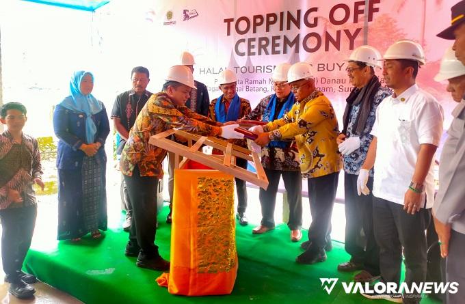 Sekjen MUI, Amirsyah Tambunan bersama Sekda Agam, Edi Busti, Kepala DEKS BI, Imam Hartono, Sekretaris Lembaga Wakaf MUI, Guntur Subagja Mahardika, Asisten Staf Khusus Wakil Presiden RI, Dhika Yudistira pada topping off PRM, Sabtu. (humas)