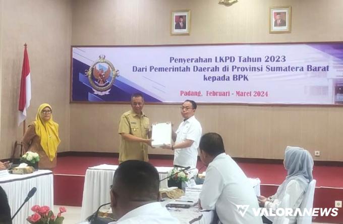 Bupati Rusma Yul Anwar dan Kepala Daerah Kabupaten/Kota se Sumbar menyerahkan LKPD Tahun 2023 kepada BPK-RI Perwakilan Sumbar di Padang, Senin (18/3/2024). FOTO: Dok Diskominfo