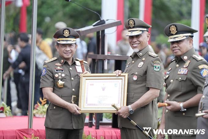 Mendagri Tito Karnavian menyerahkan penghargaan pada Gubernur Sumbar, Mahyeldi usai peringatan HUT ke-74 Satpol PP dan HUT ke-62 Satlinmas Tingkat Nasional 2024 di Halaman Istana Gubernur Sumbar, Ahad (3/3/2024). (humas)