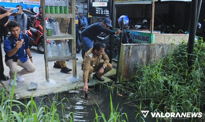Pj Wali Kota Pekanbaru, Muflihun memeriksa gorong-gorong parit yang tersumbat akibat tumpukan sampah, Sabtu. (humas)