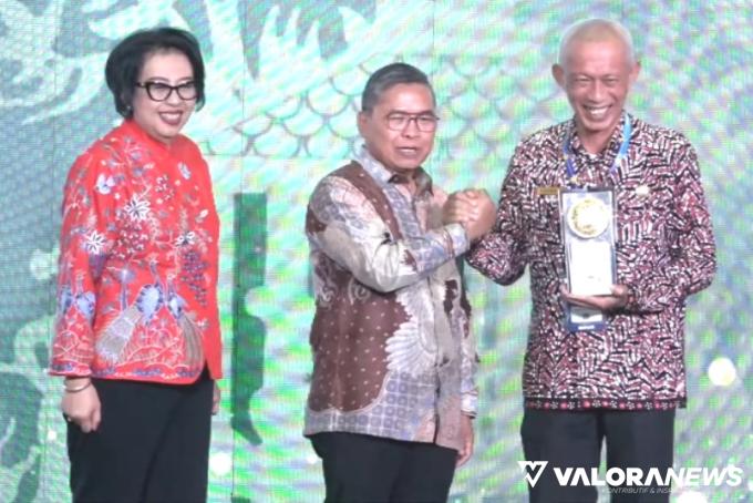 Sekda Pessel Mawardi Roska menerima Penghargaan Adipura dari Kementerian KLHK RI di Auditorium Dr Soedjarwo Gedung Manggala Wanabakti  KLHK RI Jakarta, Selasa (5/3/2024).FOTO: Dok Diskominfo Pessel