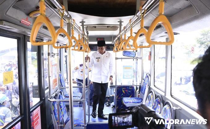 Wako Pekanbaru, Muflihun memeriksa kelayakan bus TMP yang disediakan gratis untuk ASN Setdako Pekanbaru, usai peluncuran, Rabu. (humas)