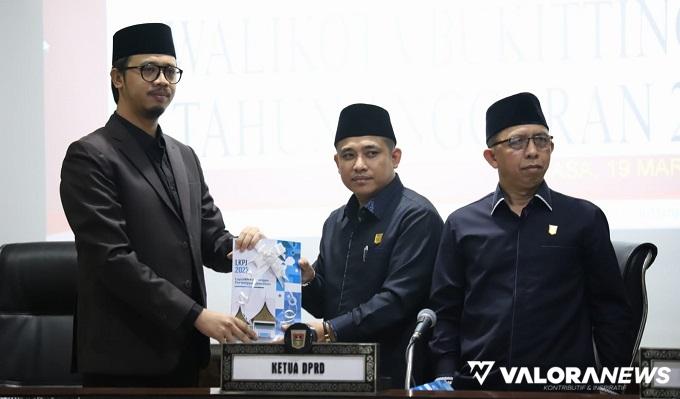 Ketua DPRD Bukittinggi, Benny Yusrial menerima nota pengantar LKPj Tahun 2023 dari Wako Bukittinggi, Erman Safar pada rapat paripurna, Selasa. (hamriadi)