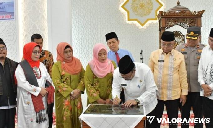 Bupati Agam, Andri Warman menandatangani prasasti peresmian Masjid Istiqomah yang dibranding dengan nama Masjid Sirah di Tiku, Jumat (8/3/2024). (humas)
