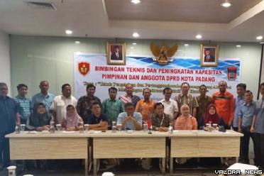 Anggota DPRD Padang, foto bersama dengan pemateri Bimtek dengan tema "Teknis Pengelolaan dan Pertanggungjawaban Keuangan yang Akuntabel Serta Membangun Kemitraan Legislatif dan Eksekutif" di Jakarta. (humas)