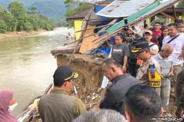 Kepala BNPB Letjend TNI Suharyanto, mengunjungi langsung lokasi bencana banjir dan tanah longsor yang melanda Kabupaten Pesisir Selatan, baru - baru ini. FOTO: Dok Diskominfo Pessel Bencana