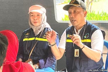 Albert Nomeri, Divisi Tanggap Darurat dan Klaster Kesehatan, Pusat Krisis Kesehatan Kementerian Kesehatan RI, menjelaskan, posko HEOC berfungsi mengatur pergerakan tim kesehatan di daerah bencana. FOTO: Dok Diskominfo Pessel