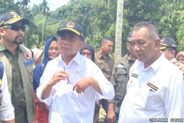Menko PMK, Muhajir Effendi, meninjau lokasi bencana banjir dan longsor di Kabupaten Pessel Sumatera Barat, tepatnya di Kecamatan Koto XI Tarusan, Jumat (15/3/2024). FOTO: Dok Diskominfo Pessel