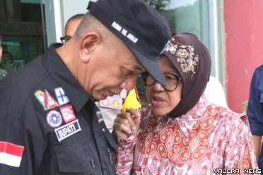 Menteri Sosial Tri Rismaharini melihat langsung kondisi masyarakat terkena bencana banjir dan longsor di Pessel, Sumbar,baru - baru ini. FOTO: Dok Diskominfo Pessel