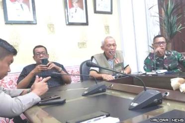 Bupati Rusma Yul Anwar, gelar rapat bersama Forkopimda, Kapolres Pessel, Dandim 0311, juga dihadiri Basarnas, PMI, pembahasan total kerugian paska bencana banjir dan longsor melanda Pessel. FOTO: Dok Diskominfo Pessel.