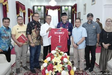 Dirut PT Semen Padang, Indrieffouny Indra bersama CEO PT KSSP, Win Bernardino dan jajarana, serahkan jersey SPFC nomor punggung 1 dengan name tag Mahyeldi Ansharullah ke gubernur Sumbar, usai audiensi, Ahad. (humas)