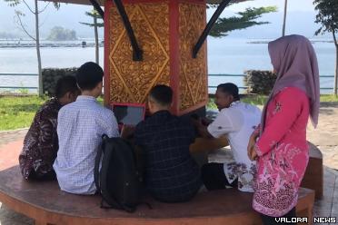 Tenaga ahli IT Dinas Kominfo Agam, mengambil titik koordinator pada 4 destinasi wisata di Agam, Jumat. Ini untuk memudahkan absensi petugas yang ditempatkan di objek wisata itu. (humas)
