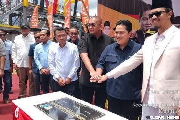 Menteri BUMN, Erick Thohir, Wako Bukittinggi, Erman Safar (kanan) dan Anggota Komisi VI DPR RI, Andre Rosiade (kiri) dan direksi PT KAI pada peresmian Stasiun Lambuang di eks stasiun kereta api Bukittinggi, Kamis. (hamriadi)