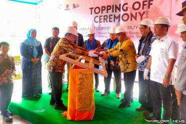 Sekjen MUI, Amirsyah Tambunan bersama Sekda Agam, Edi Busti, Kepala DEKS BI, Imam Hartono, Sekretaris Lembaga Wakaf MUI, Guntur Subagja Mahardika, Asisten Staf Khusus Wakil Presiden RI, Dhika Yudistira pada topping off PRM, Sabtu. (humas)