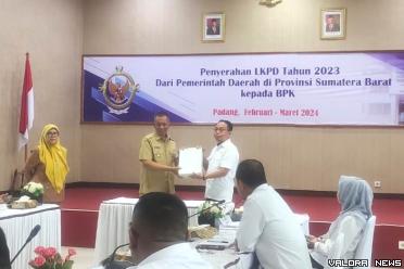 Bupati Rusma Yul Anwar dan Kepala Daerah Kabupaten/Kota se Sumbar menyerahkan LKPD Tahun 2023 kepada BPK-RI Perwakilan Sumbar di Padang, Senin (18/3/2024). FOTO: Dok Diskominfo