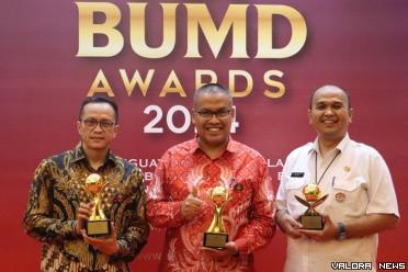 Asisten II Setdaprov Sumbar, Arry Yuswandi, didampingi Kepala Badan Penghubung Sumbar, Aschari Cahyaditama dan drg Busril (Dirut RSAM Bukittinggi) usai menerima penghargaan Top BUMD Award Bintang Empat dan Top CEO BUMD Award, di Jakarta, Rabu. (humas)