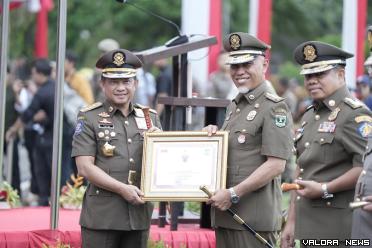 Mendagri Tito Karnavian menyerahkan penghargaan pada Gubernur Sumbar, Mahyeldi usai peringatan HUT ke-74 Satpol PP dan HUT ke-62 Satlinmas Tingkat Nasional 2024 di Halaman Istana Gubernur Sumbar, Ahad (3/3/2024). (humas)